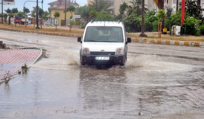Antalya'da sağanak yağış etkili oldu