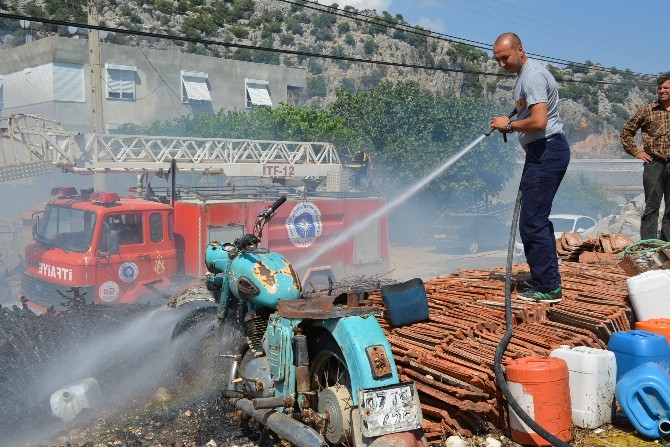 Antalya’da sera atıklarının yakılması yangın çıkardı