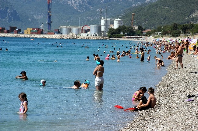 Antalyada sıcak hava bunalttı