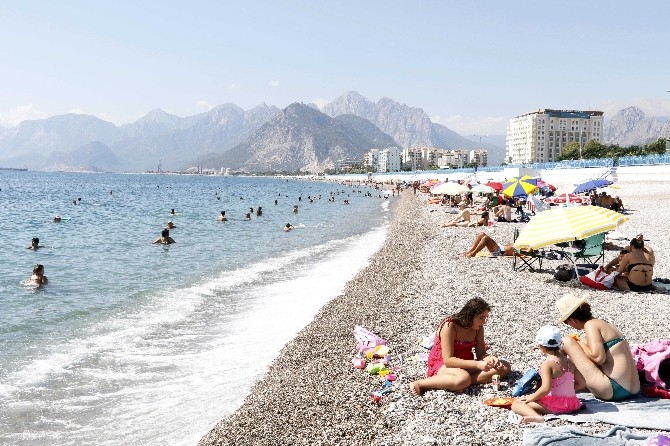 Antalya’da Sıcaktan Bunalanlar Sahile Akın Etti