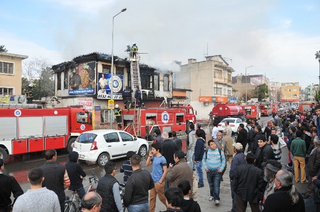 ANTALYA’DA TARİHİ AHŞAP BİNA KÜL OLDU