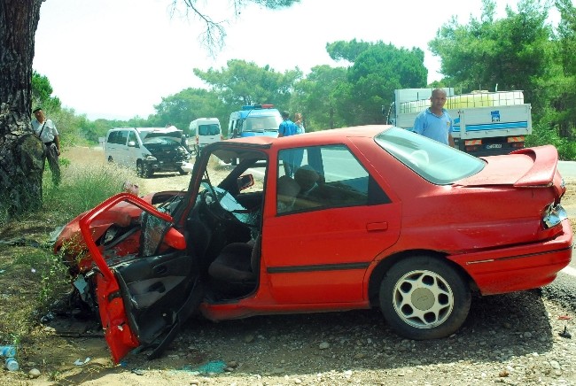 Antalya'da ticari araçla otomobil çarpıştı:2 yaralı