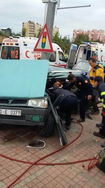 Antalya’da Trafik Kazası: 1’i Ağır 4 Yaralı