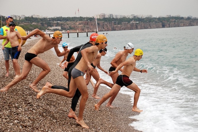 Antalyalılar “Halk Triatlonu”na Koştu