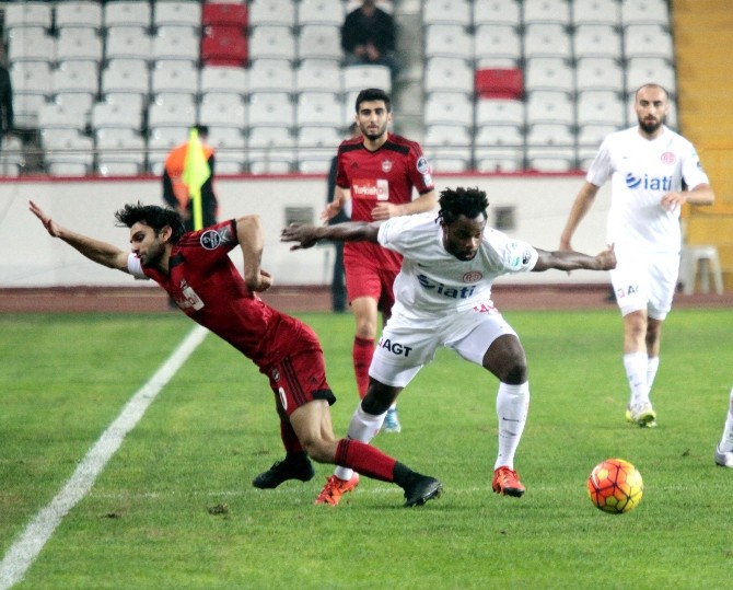 Antalyaspor evinde puan kaybetti
