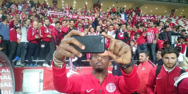 Antalyaspor taraftarının gönlünü Eto'o aldı