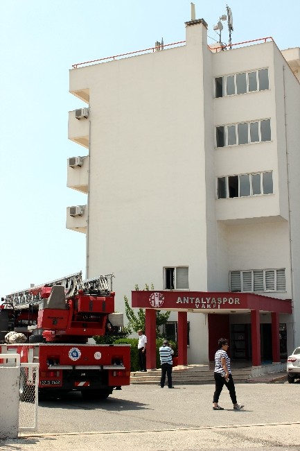 Antalyaspor tesislerinden çıkan duman paniğe neden oldu