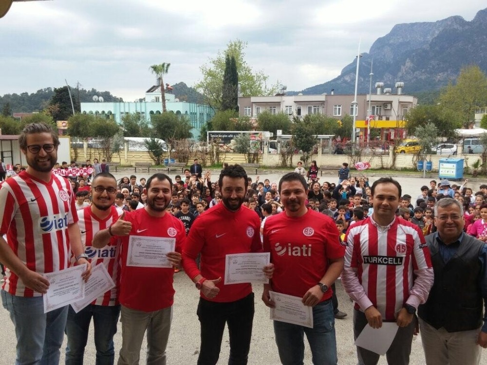 Antalyasporlu taraftarlardan ilkokula kütüphane