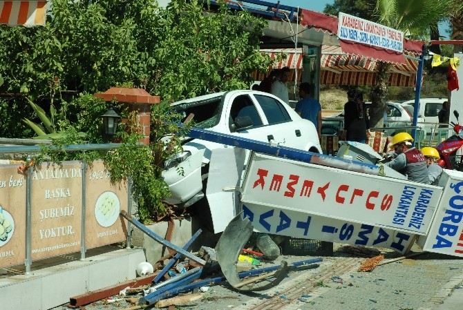 Aracıyla restoranın bahçesine girdi