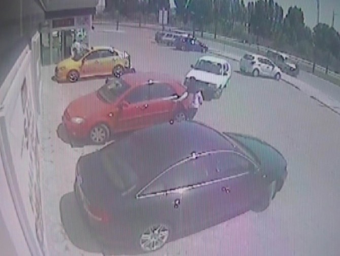 Araçtaki çanda saniyeler içinde çalındı