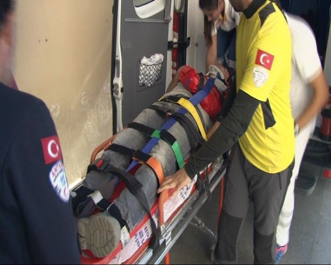 Arıza için direğe çıkan işçi dengesini kaybederek düştü