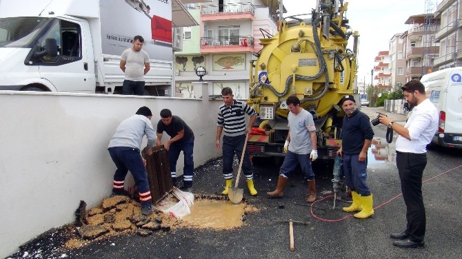 Asfalt ile kapatılan rögar kapaklarını Büyükşehir açtı