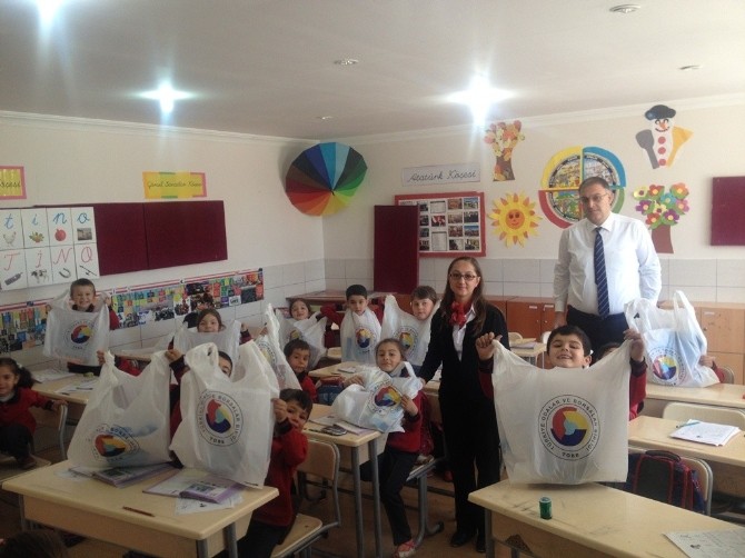 ATB’den öğrencilere kırtasiye yardımı