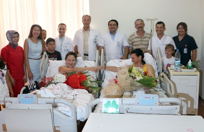 Aynı kaderi paylaşan turistlere sürpriz doğum günü