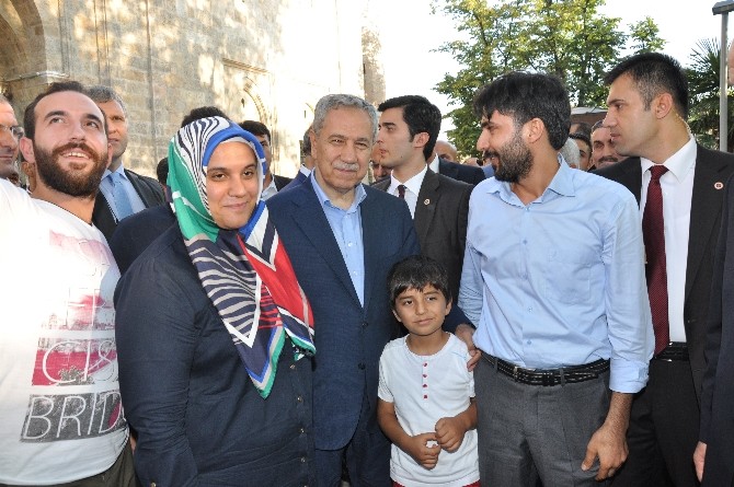 Bakan Arınç bayram namazını Uluç Cai'de kıldı
