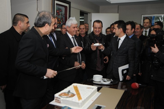 Bakan Eker Gazeteciler gününü kutladı