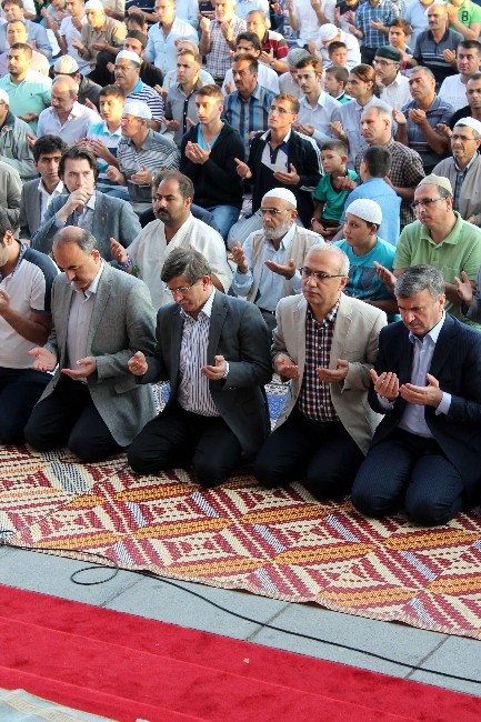 Bakanlar Bayram Namazını Konya'da kıldı