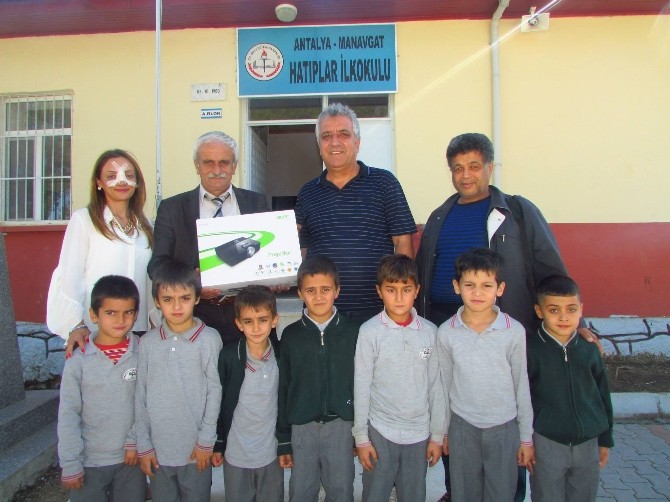Başarı Koleji Aile Birliği'nden Hatipler İlkokuluna projeksyon cihazı