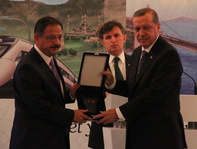 Başbakan Seçimi Kazanan Başkanlara Plaket takdim etti