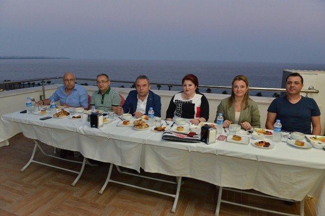 Başkan Böcek çalışanlarıyla iftarda buluştu