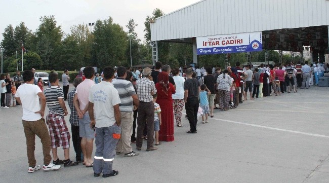 Başkan Genç iftar yemeği dağıttı
