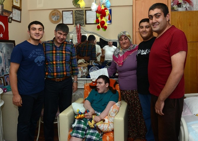 Başkan Türel Gülsüm anneyi sevindirdi