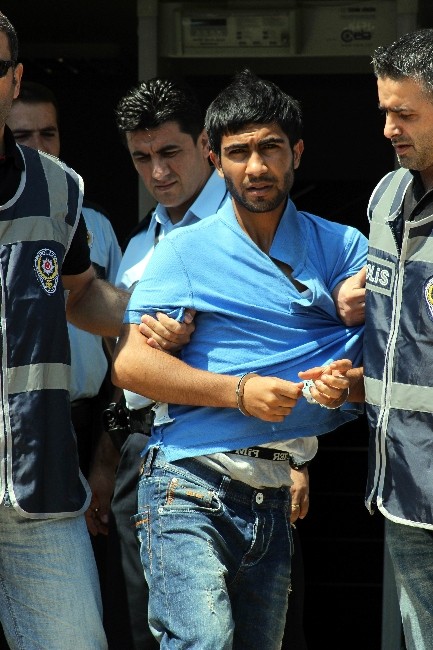 Bayrağı indirmek isterken bacağından vurulan zanlı emniyette