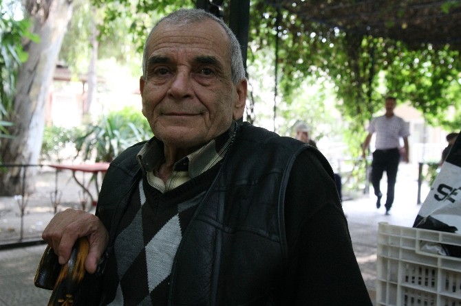 Bayramı yalnız geçiren huzurevi sakini gözyaşına boğuldu