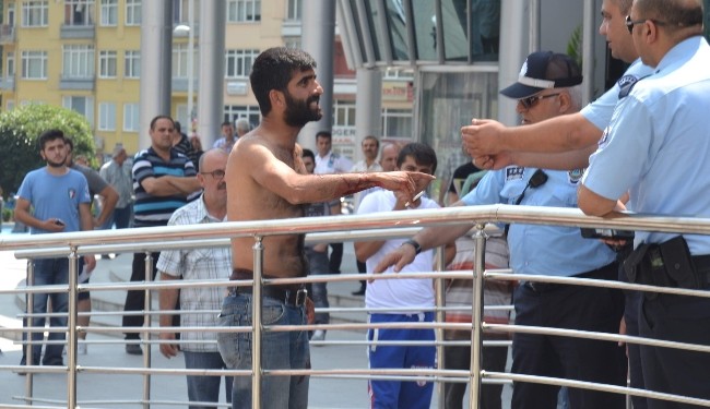 Belediye önünde kendini jiletle doğradı