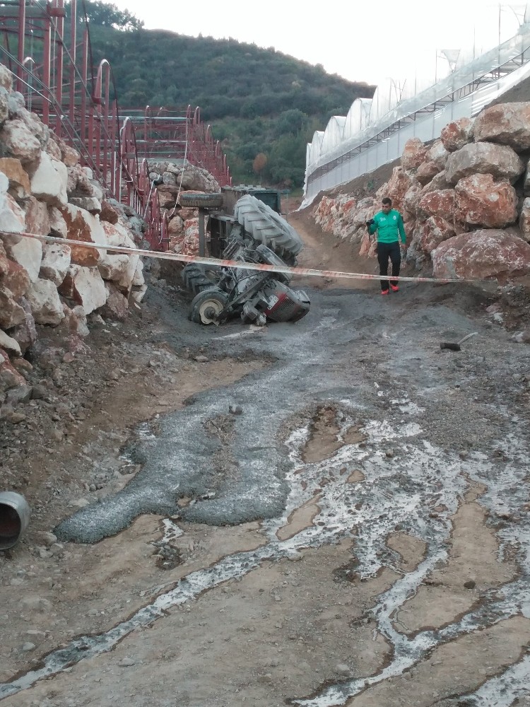 Beton yüklü traktörün altında kalan sürücü öldü