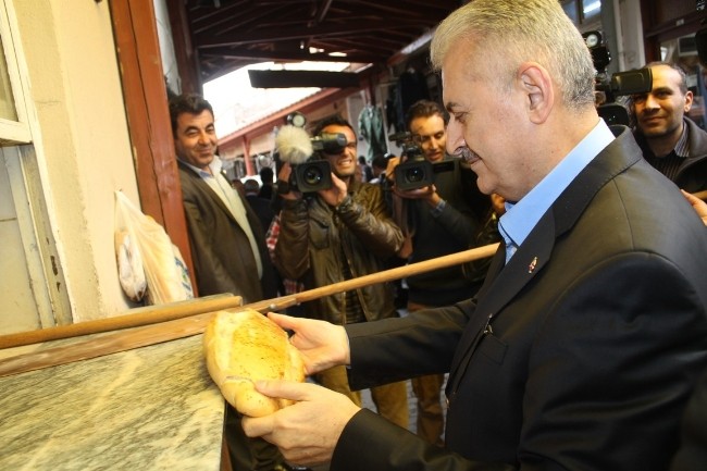 BİNALİ YILDIRIM FIRINDAN EKMEK ÇIKARDI