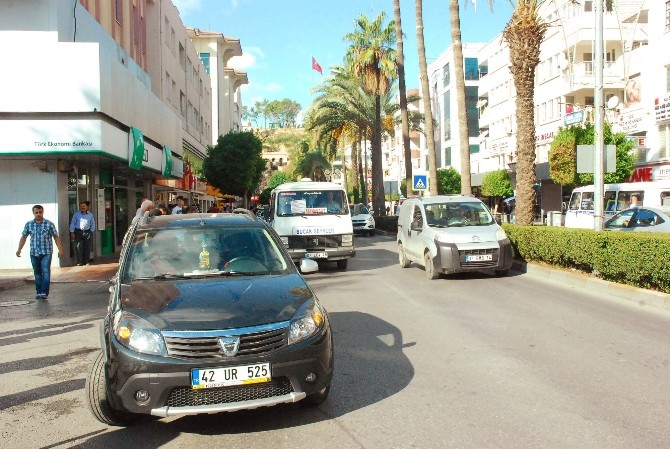 Bir araç yol verdi diğeri çarptı