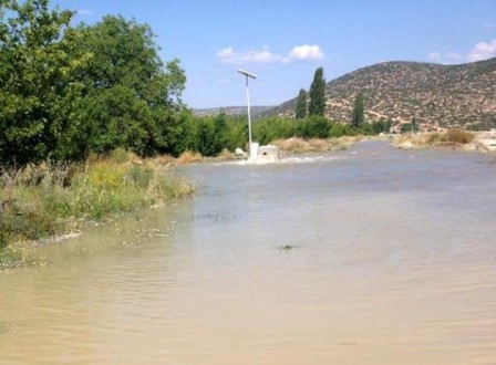 Boru patladı, araziler susuz kaldı