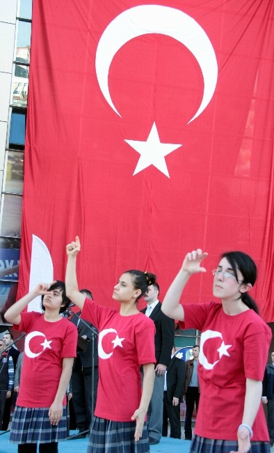 BURSA’NIN EN BÜYÜK SPOR SALONUNU ARINÇ AÇTI