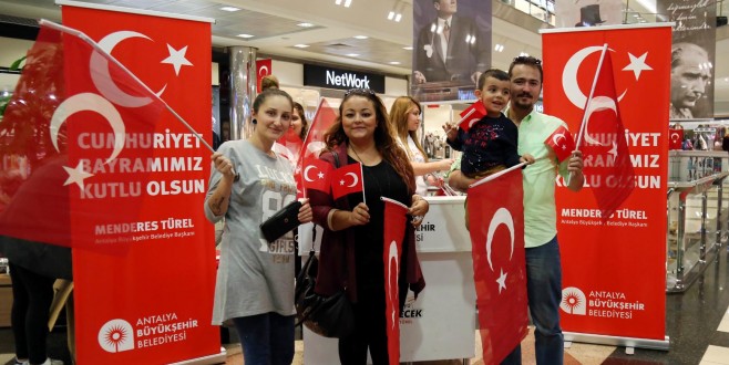 Büyükşehir Belediyesi bayrak dağıttı