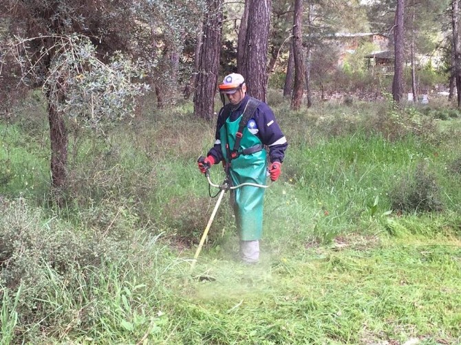 Büyükşehir Belediyesi'nden, Kumluca’da mezarlık bakımı