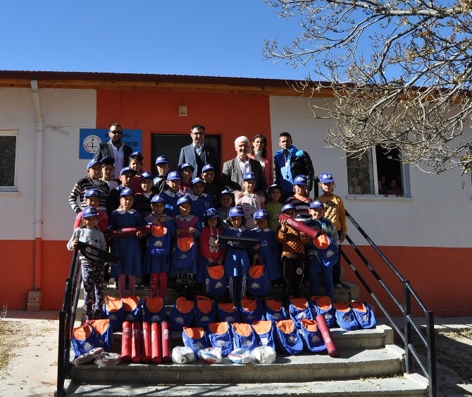 Büyükşehir Belediyesinden öğrencilere spor malzemesi desteği