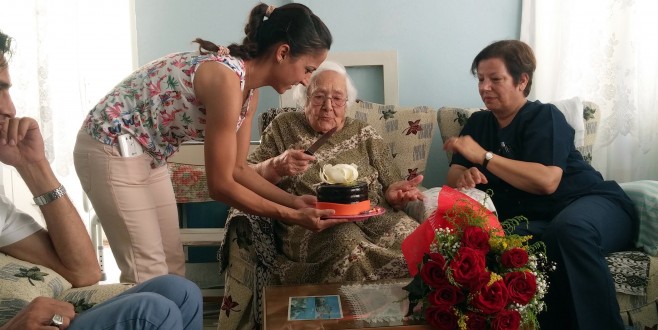 Büyükşehir’den 100 yaşındaki Emine Nine’ye sürpriz doğum günü