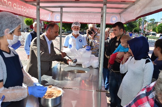 Büyükşehir Manavgat’ta Aşure Dağıttı
