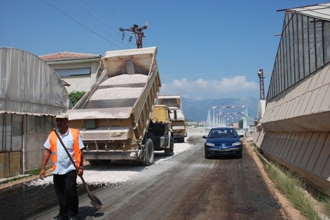 Büyükşehir'den Demre'de yol çalışması