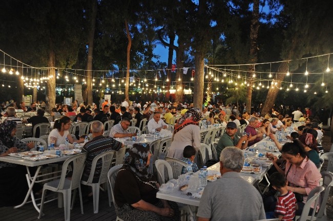 Büyükşehir'den dev iftar sofrası