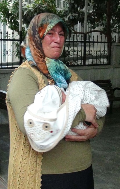Cami Avlusunda 2 Günlük Bebek Bulundu