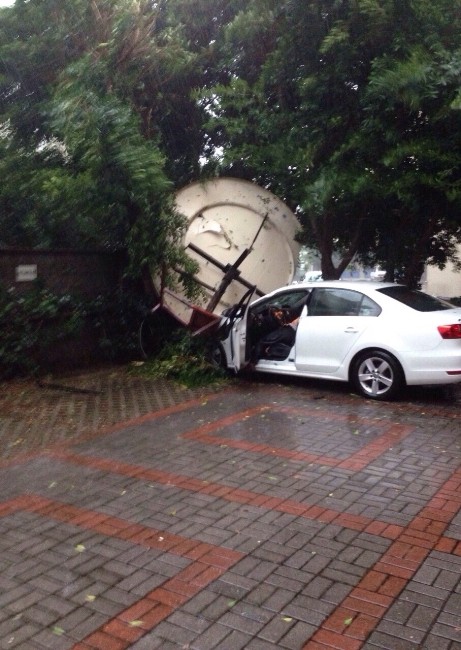 Çatıdan çanak uçtu. Araba üzerine düştü. 1 ölü