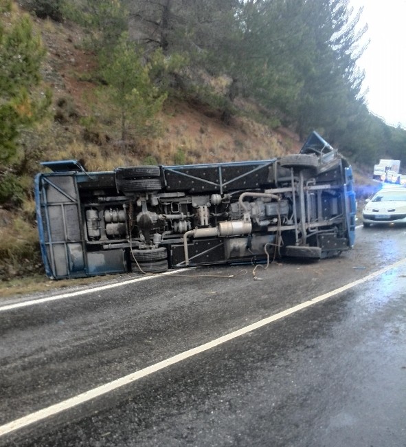 Cezaevi aracı devrildi: 4 Asker ve 7 mahkum yaralandı