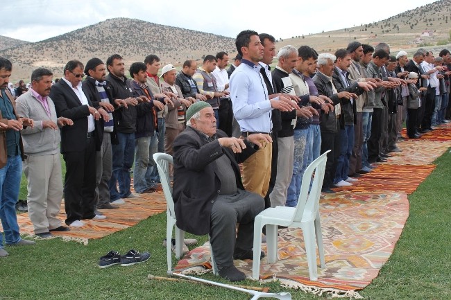 ÇİFTÇİ YAĞMUR DUASINDA
