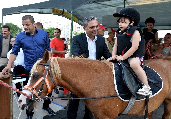 Çocuklar meydanda ata bindi