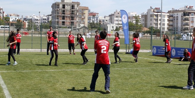 Çocuklar sokak oyunlarını öğreniyor