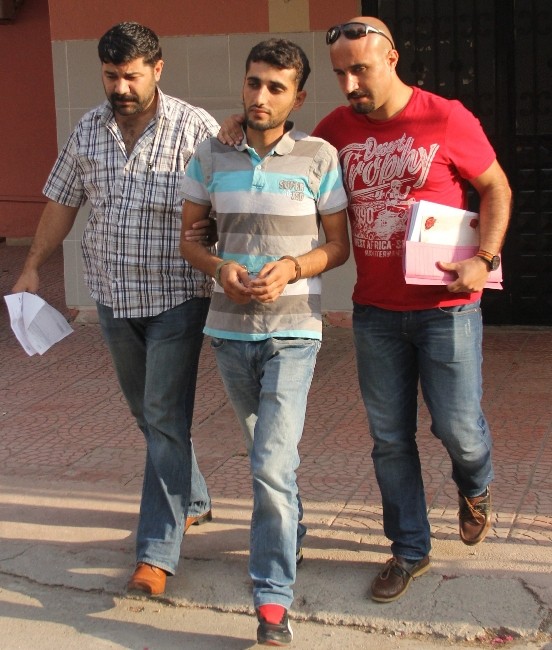 Çocuklara bakkal camına taş attırdı. Bakkalı soydu