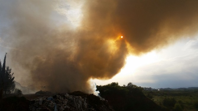 Çöplükteki yangınının soğutma çalışmaları sabaha kadar sürdü