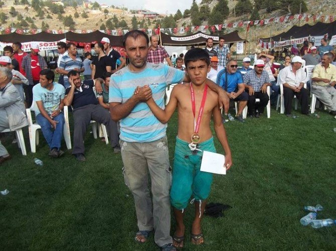 Darb ettiler. Otomobiliyle uçurumdan attılar